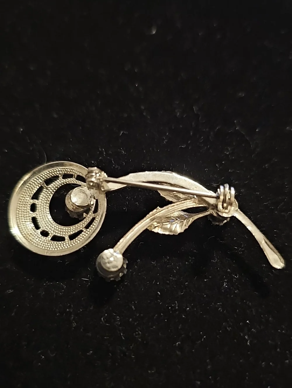 Vintage-Inspired Turquoise Floral Brooch - Unbranded Silver Tone Prong Set Stone